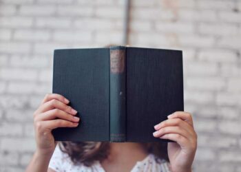 pexels-leah-kelley- livre dans les mains d'une fille - films fantasy de cette année