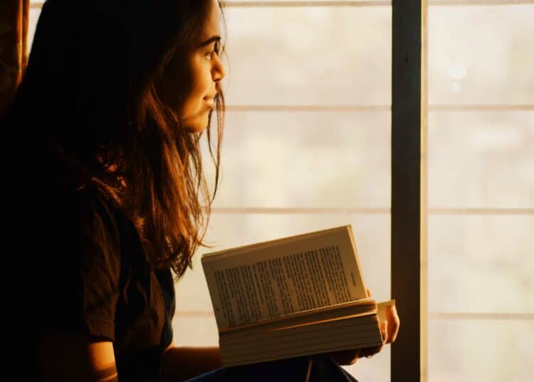 pexels-rahul-shah-fille qui lit un livre - les bienfaits de la lecture sur ta vie étudiante