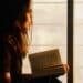 pexels-rahul-shah-fille qui lit un livre - les bienfaits de la lecture sur ta vie étudiante