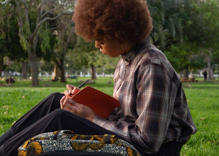 pexels-rfstudio- fille qui etudie dans un parc - 5 moments qui vont te rappeler ton passage en superieur