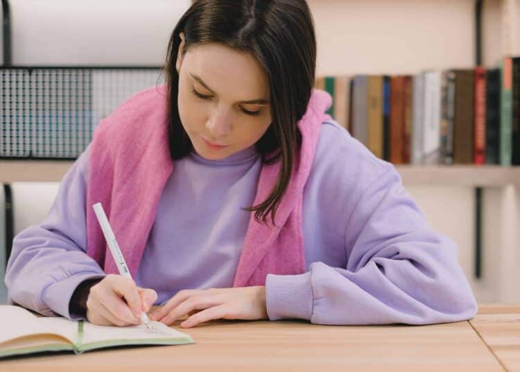 pexels-shvets-production - fille qui travaille - 6 memes qui résument bien ton état après seulement 1 mois de cours