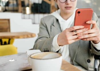 pexels-shvets-production-fille sur son telephone qui prend un cafe - 7 choses à faire pour se détendre entre deux cours