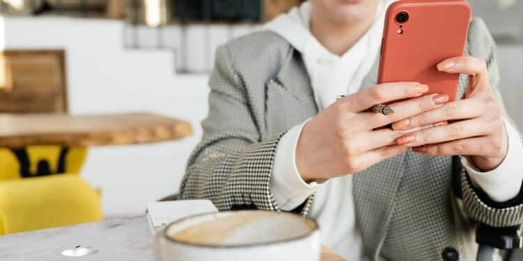 pexels-shvets-production-fille sur son telephone qui prend un cafe - 7 choses à faire pour se détendre entre deux cours