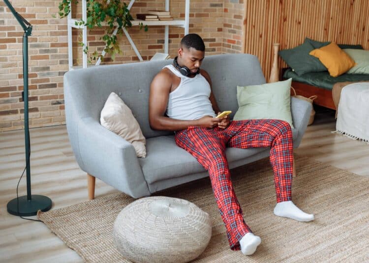 pexels-thirdman-homme en pyjama dans le fauteuil - Top 5 des meilleurs pyjamas