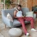 pexels-thirdman-homme en pyjama dans le fauteuil - Top 5 des meilleurs pyjamas
