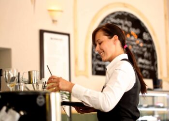 pixabay luckylife 11 - fille qui travaille dans un café - Comment ne pas être épuisé.e à cause de son job étudiant