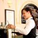 pixabay luckylife 11 - fille qui travaille dans un café - Comment ne pas être épuisé.e à cause de son job étudiant