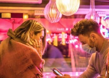 unsplash-mikel-parera-deux jeunes durant un rendez vous amoureux - Comment se sortir d’un rencard pourri