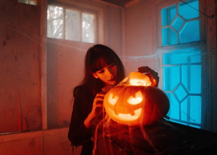 pexels-cottonbro-jeune femme avec une citrouille halloween - que faire ce week end soirée halloween quand étudiant