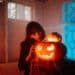 pexels-cottonbro-jeune femme avec une citrouille halloween - que faire ce week end soirée halloween quand étudiant