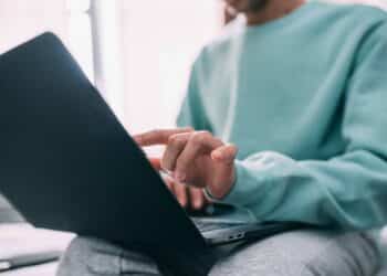 pexels-greta-hoffman-garcon qui regarde son telephone - Ce que le décret paysage va changer dans les hautes écoles et universités