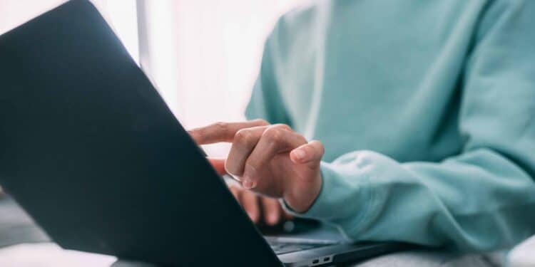 pexels-greta-hoffman-garcon qui regarde son telephone - Ce que le décret paysage va changer dans les hautes écoles et universités