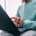pexels-greta-hoffman-garcon qui regarde son telephone - Ce que le décret paysage va changer dans les hautes écoles et universités