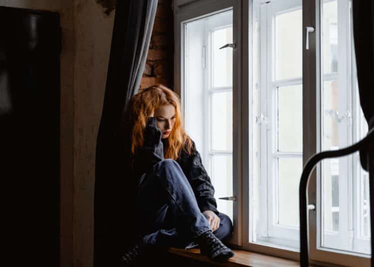 pexels-mart-production-fille pensive au bord d'une fenetre - Coup de gueule je ne trouve pas de travail après mes études