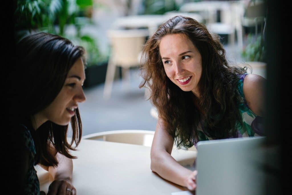 pexels-mentatdgt-deux filles qui regardent un ordinateur - Comment trouver un stage grâce à son job étudiant