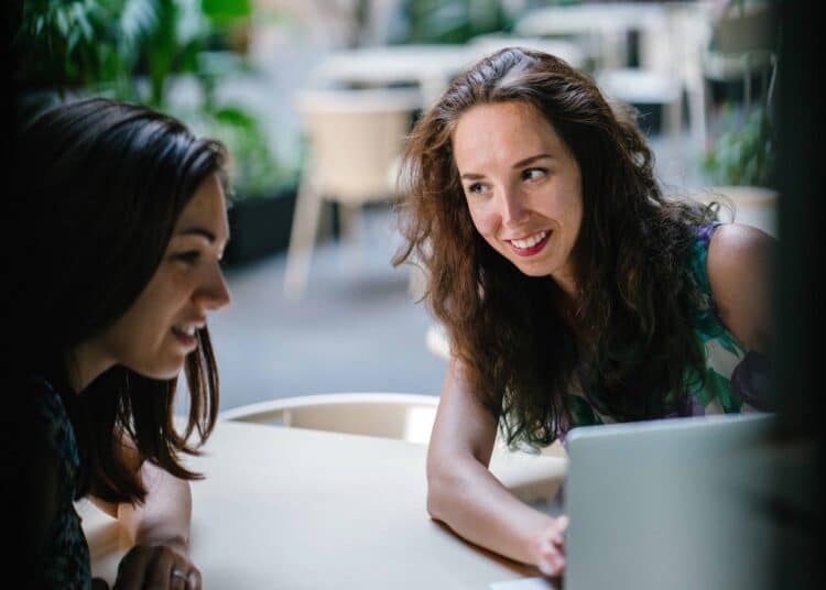 pexels-mentatdgt-deux filles qui regardent un ordinateur - Comment trouver un stage grâce à son job étudiant