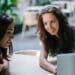 pexels-mentatdgt-deux filles qui regardent un ordinateur - Comment trouver un stage grâce à son job étudiant