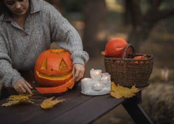 pexels-monstera-fille qui fait une lanterne citrouille - top 5 des accessoires pour Halloween au kot