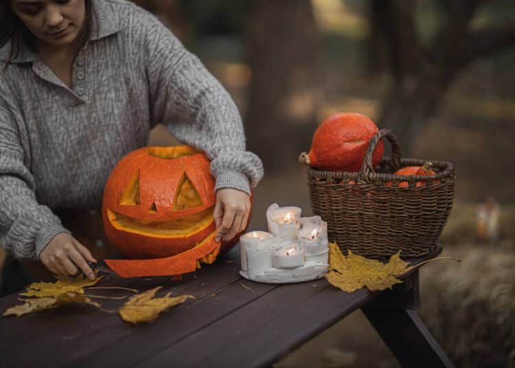 pexels-monstera-fille qui fait une lanterne citrouille - top 5 des accessoires pour Halloween au kot