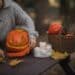 pexels-monstera-fille qui fait une lanterne citrouille - top 5 des accessoires pour Halloween au kot