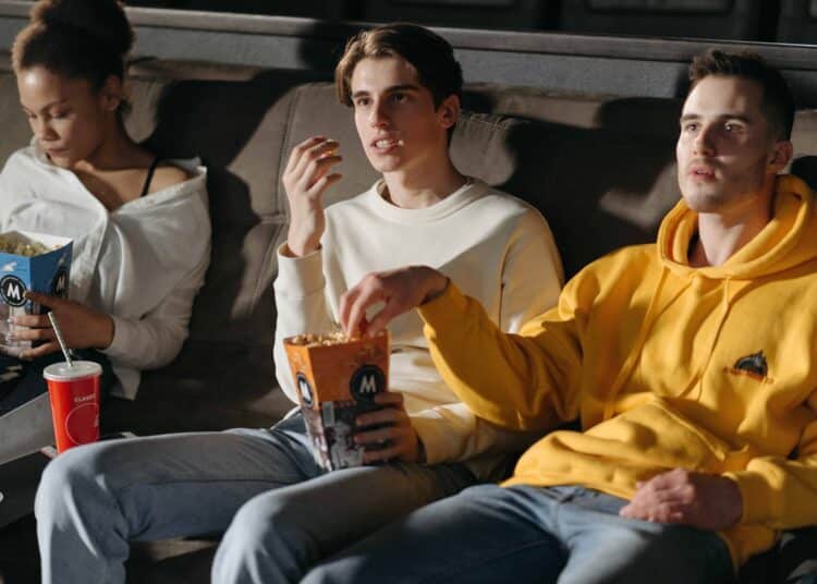 pexels-pavel-danilyuk-3 jeunes érudiants qui regardent un film 3 films d’horreur à mater entre colocs