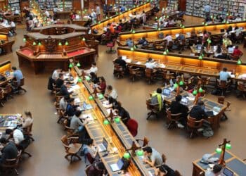 pexels-pixabay-etudiants qui étudient dans une bibliothèque - comment choisir son lieu d'étude