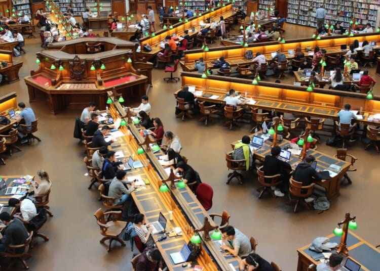 pexels-pixabay-etudiants qui étudient dans une bibliothèque - comment choisir son lieu d'étude