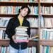 pexels-rodnae-productions- garcon etudiant qui est dans une bibliothèque avec des livres - 6 astuces pour réussir ses cours de langues