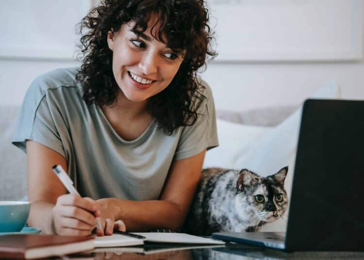 pexels-sam-lion-fille qui étudie avec son chat - le vrai starter pack de l'étudiant qui étudie