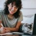 pexels-sam-lion-fille qui étudie avec son chat - le vrai starter pack de l'étudiant qui étudie