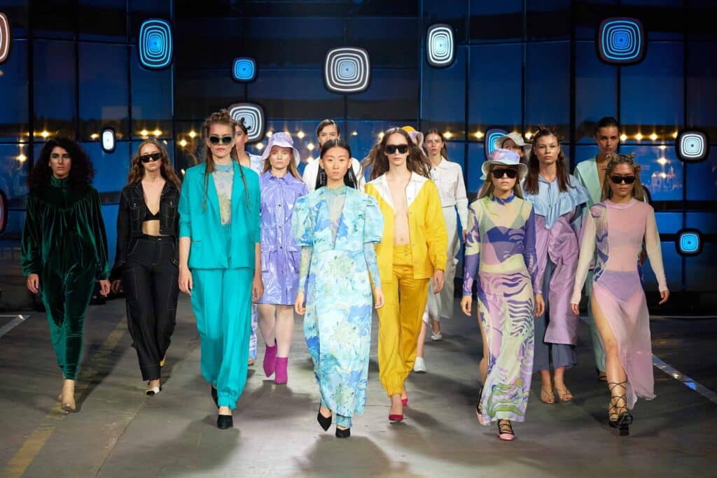 unsplash - armen-aydinyan - femmes défilés de mode - 5 tendances mode à avoir cette année