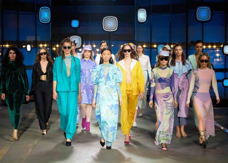 unsplash - armen-aydinyan - femmes défilés de mode - 5 tendances mode à avoir cette année