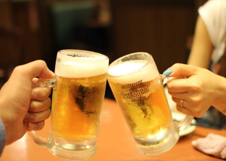 unsplash-kazuend-deux verres de biere - preuves que la guindaille c'est aussi du sport