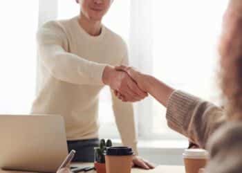 Pexels Fauxels serrer la main les 5 choses apprises durant ton stage qui te serviront dans ta vie professionnelle