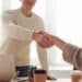 Pexels Fauxels serrer la main les 5 choses apprises durant ton stage qui te serviront dans ta vie professionnelle