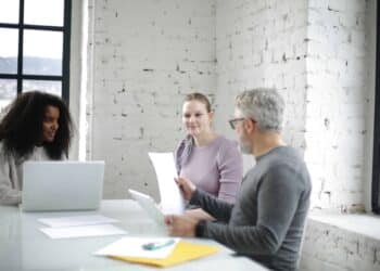 pexels-andrea-piacquadio-deux jeunes devant un professeur - looks a ne pas porter à un examen oral