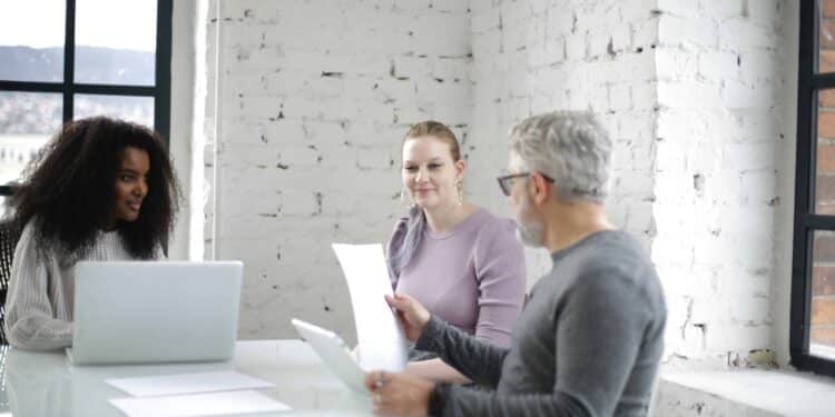pexels-andrea-piacquadio-deux jeunes devant un professeur - looks a ne pas porter à un examen oral