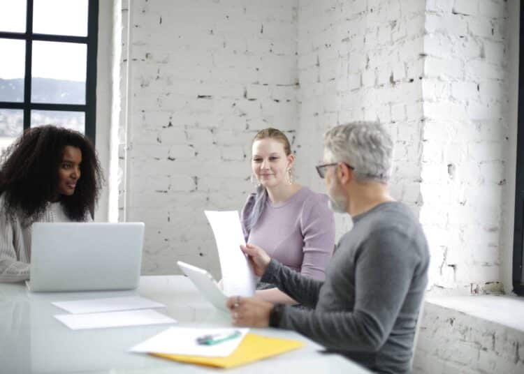 pexels-andrea-piacquadio-deux jeunes devant un professeur - looks a ne pas porter à un examen oral