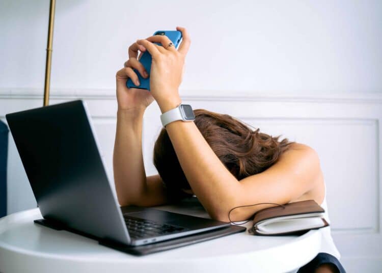 pexels-anna-tarazevich-fille sur son ordinateur super fatiguée - le burnout et les étudiants