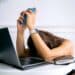 pexels-anna-tarazevich-fille sur son ordinateur super fatiguée - le burnout et les étudiants