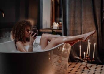 pexels-cottonbro-femme dans un bain avec verre de vin - 3 surprises sexy à faire à tonta partenaire