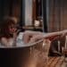 pexels-cottonbro-femme dans un bain avec verre de vin - 3 surprises sexy à faire à tonta partenaire