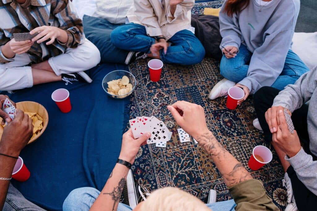 pexels-cottonbro-jeunes qui jouent aux cartes - 3 jeux d'alcool avec des cartes