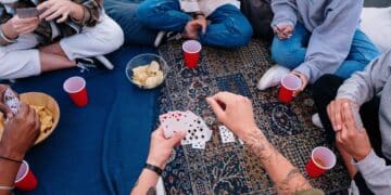 pexels-cottonbro-jeunes qui jouent aux cartes - 3 jeux d'alcool avec des cartes