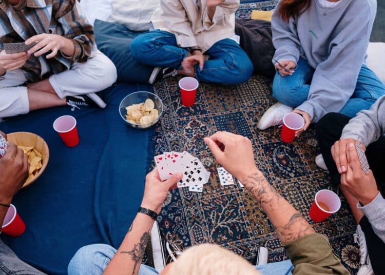 pexels-cottonbro-jeunes qui jouent aux cartes - 3 jeux d'alcool avec des cartes