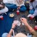 pexels-cottonbro-jeunes qui jouent aux cartes - 3 jeux d'alcool avec des cartes