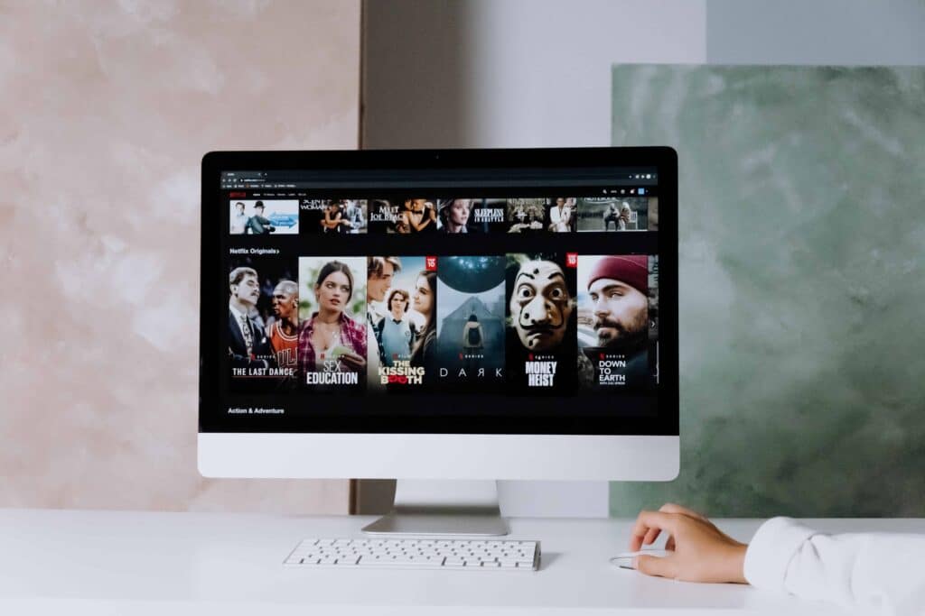 pexels-cottonbro-ordinateur avec des séries - Les sorties séries du mois de décembre pour ne pas trop déprimer