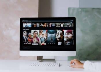 pexels-cottonbro-ordinateur avec des séries - Les sorties séries du mois de décembre pour ne pas trop déprimer