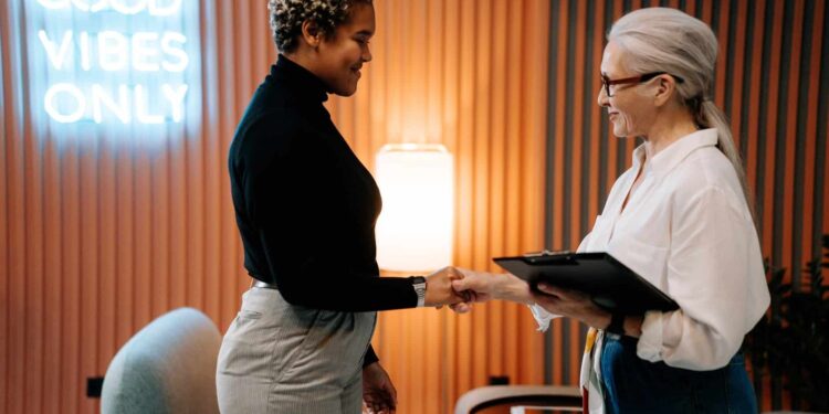 pexels cottonbro personnes serrant la main comment trouver un stage rapidement