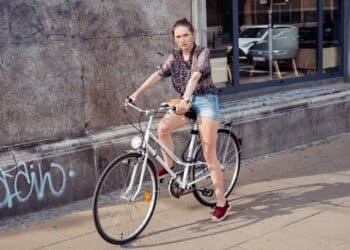 pexels-freestocksorg-fille etudiante sur un velo - top 3 des pistes cyclables pour faire un tour ce week-end